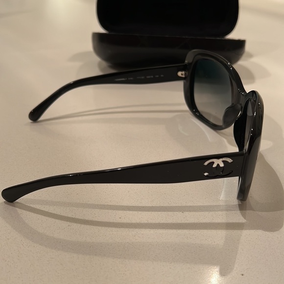 Chanel sunglasses. With box and case. - Picture 5 of 8